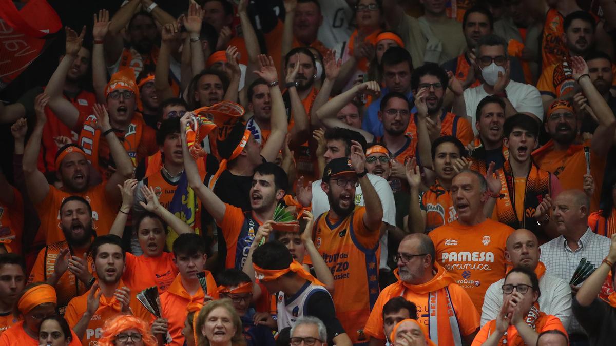 Los aficionados del Valencia Basket en el partido de EuroCup contra la Virtus de Bolonia