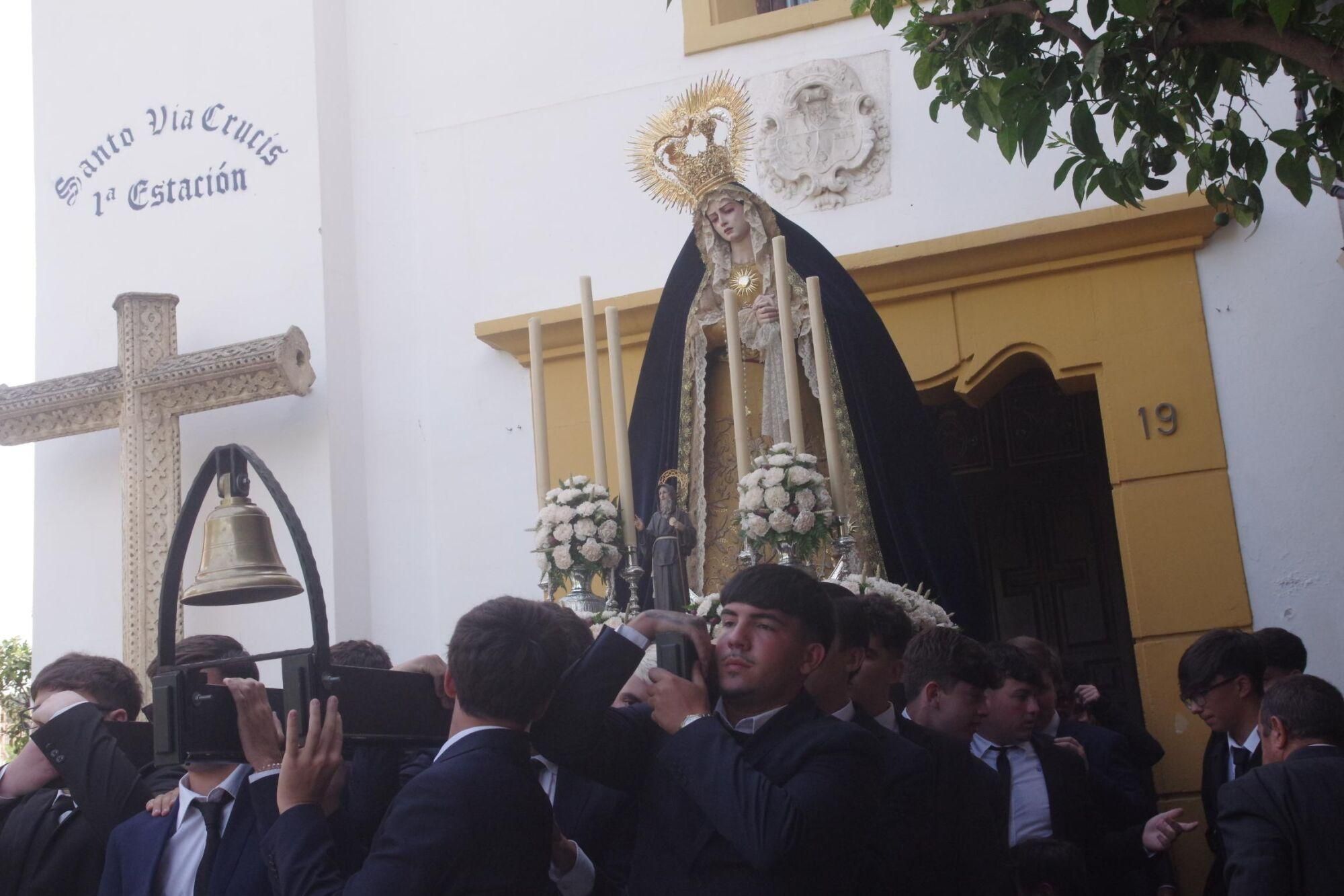Traslado de la Virgen del Sol para presidir el altar que montan con motivo de la procesión del Corpus en Málaga