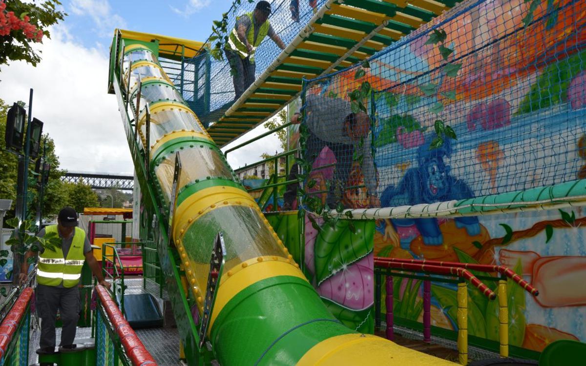 Revisión técnica de una de las atracciones de la Festa do Choco en Redondela.