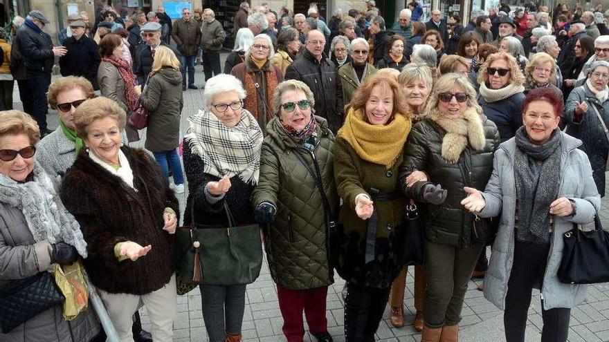 Concentración en contra de la subida de solo el 0,25% de las pensiones   |  A través de las redes sociales y de forma &quot;anónima&quot;, se convocó ayer en Pontevedra una concentración en la Plaza de España en contra de una subida de las pensiones del 0,25 por ciento, a la que asistió un gran número de personas. La Coordinadora Estatal por la Defensa del Sistema Público de Pensiones se desmarcó de esta convocatoria, que se organizó -asegura- &quot;de manera anónima y a través de las redes sociales&quot;.