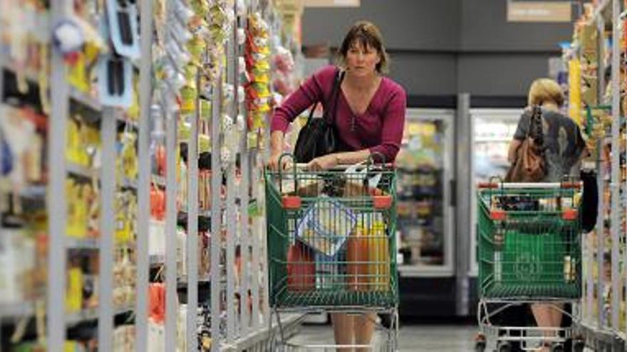 Una mujer realiza sus compras en una gran superficie.