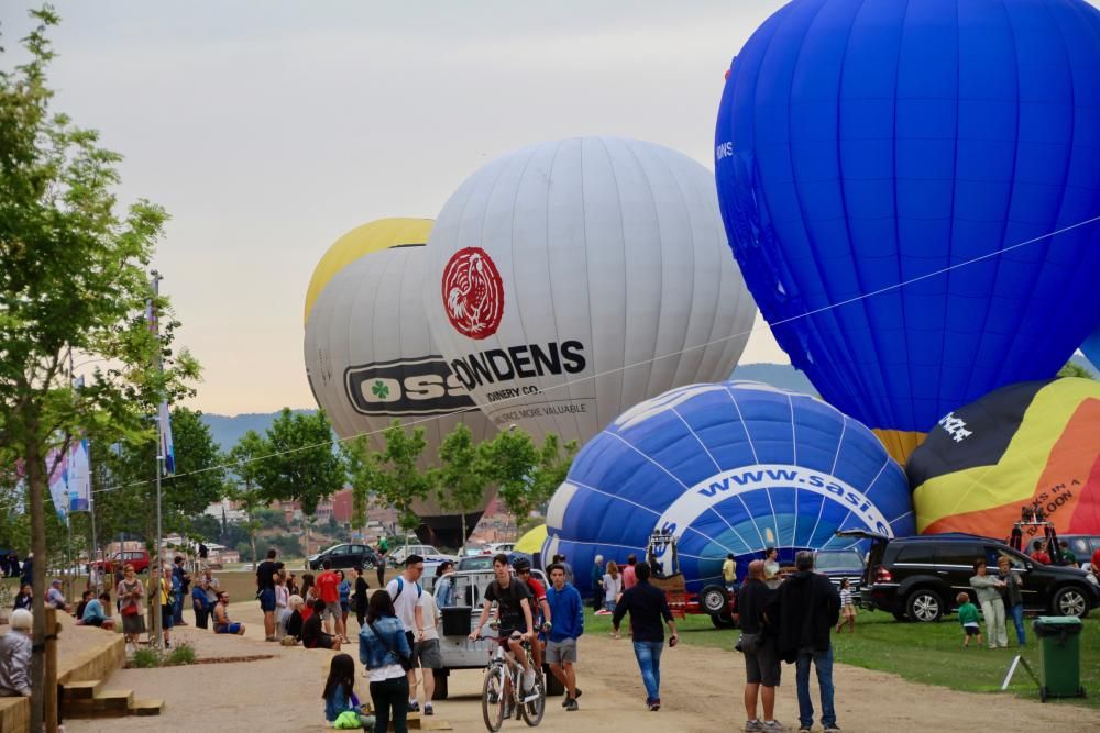 Més de cinquanta globus d''arreu del món aixequen el vol a Igualada en la 21a edició de l''European Balloon Festival.