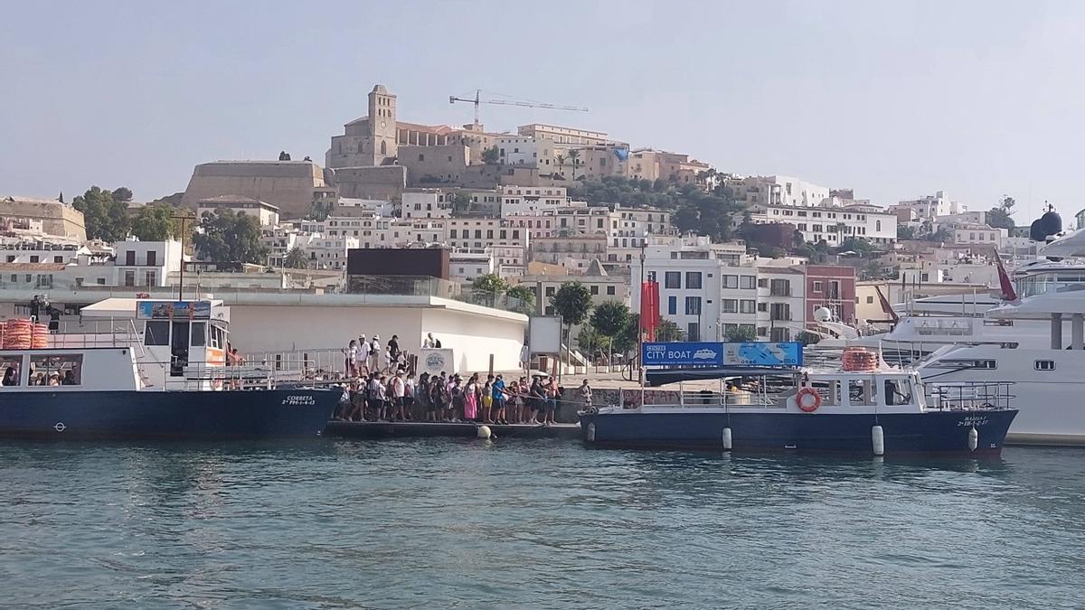 El bus náutico o city boat en el Puerto de Ibiza