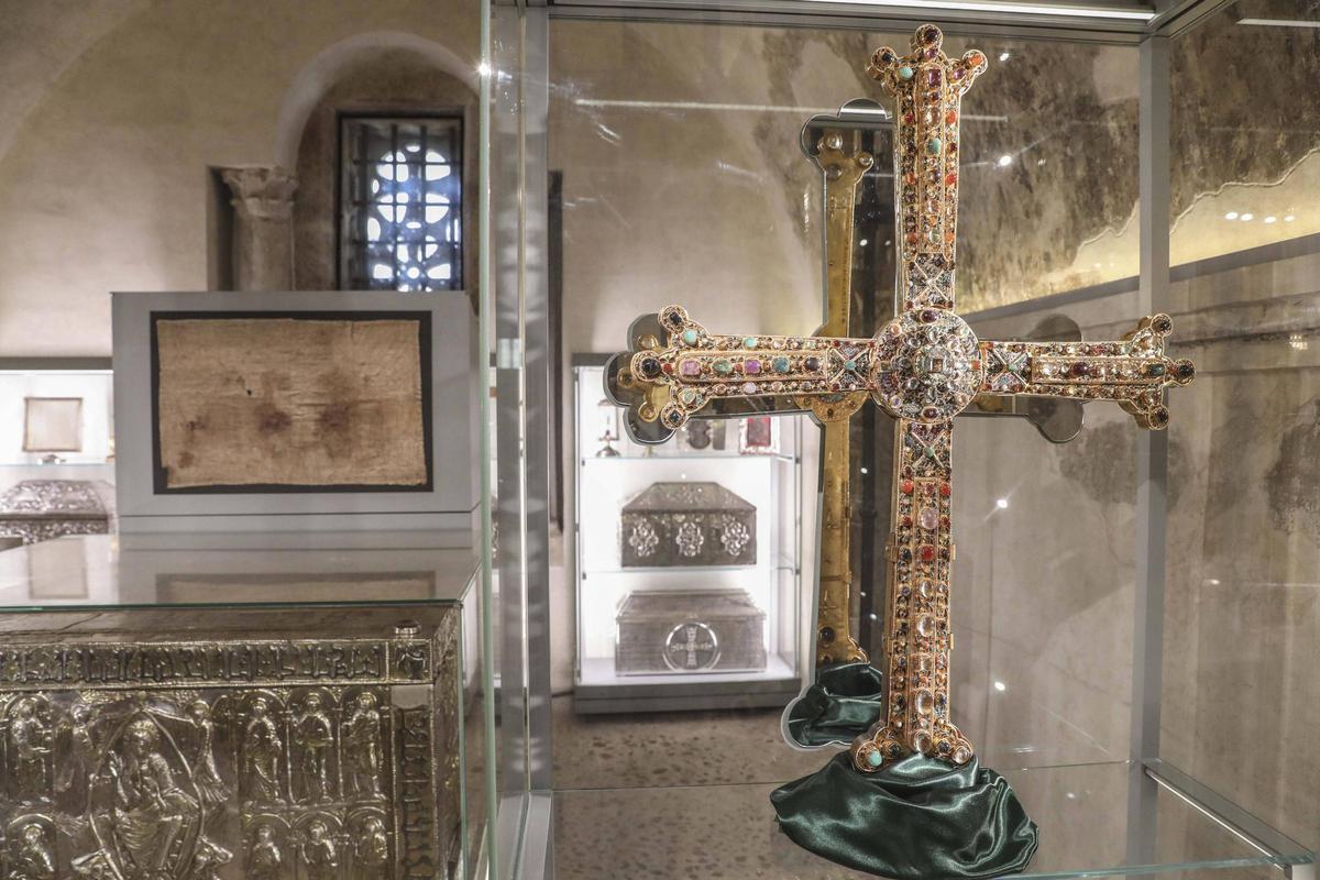 Cruz de la victoria con el Arca Santa