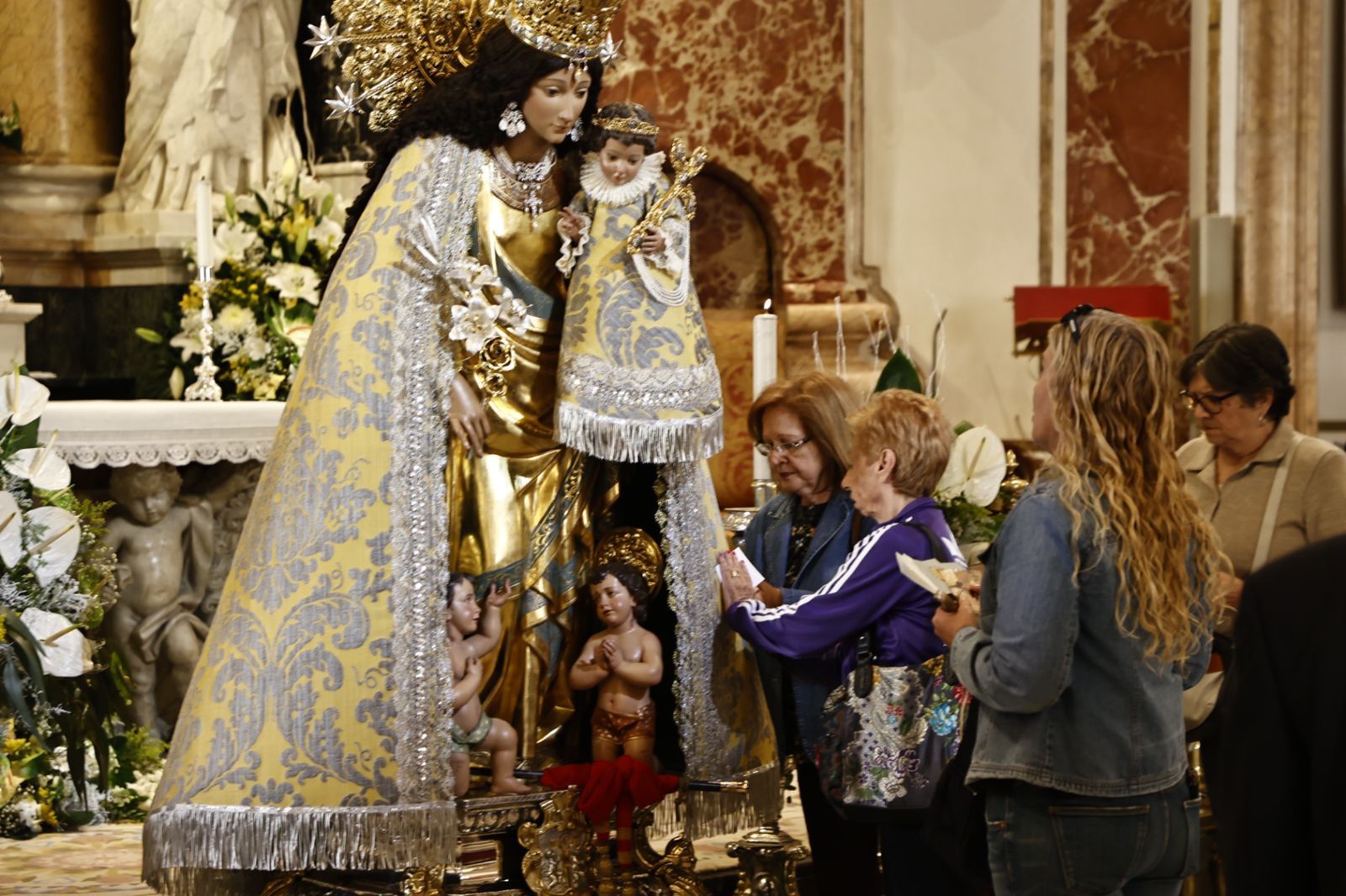 El Besamanos acoge a miles de fieles ante la Virgen