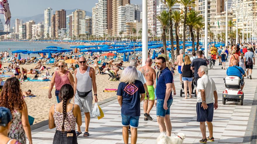 Un puente de récord en Benidorm: la hostelería vive un pequeño agosto de cuatro días