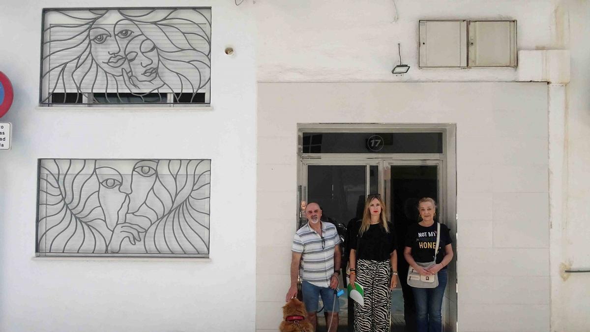 La concejala de Vox, Yolanda Gómez, ayer, en Pinosol, 17, con dos familiares de afectados por falsos empadronamientos.