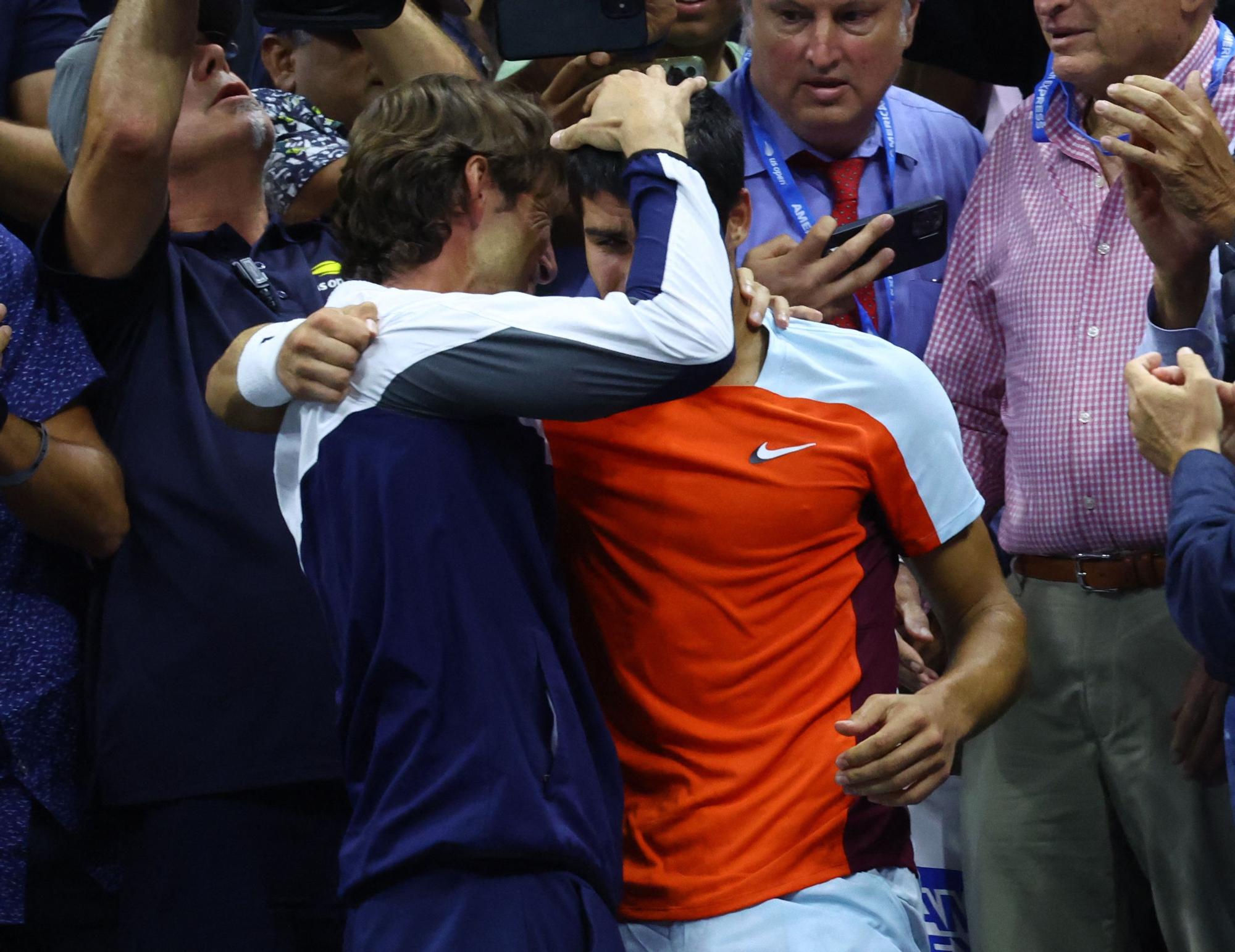 Carlos Alcaraz abraza a su entrenador y ex número uno del mundo, Juan Carlos Ferrero.