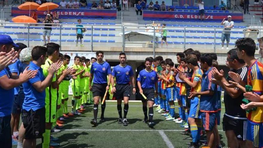 Los finalistas del torneo infantil de Elda hacen el pasillo al árbitro agredido el sábado.