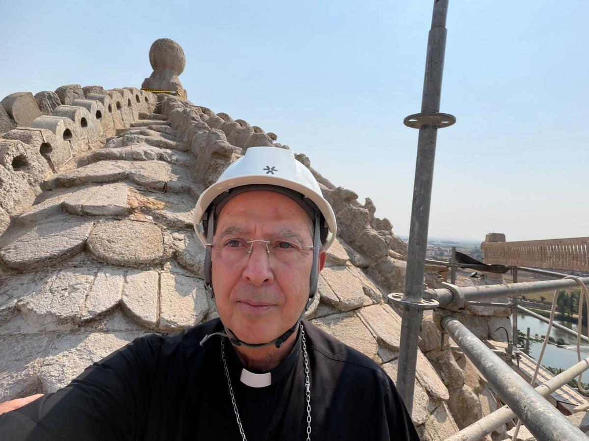 El obispo de Zamora, Fernando Valera, en su visita a las obras del cimborrio.