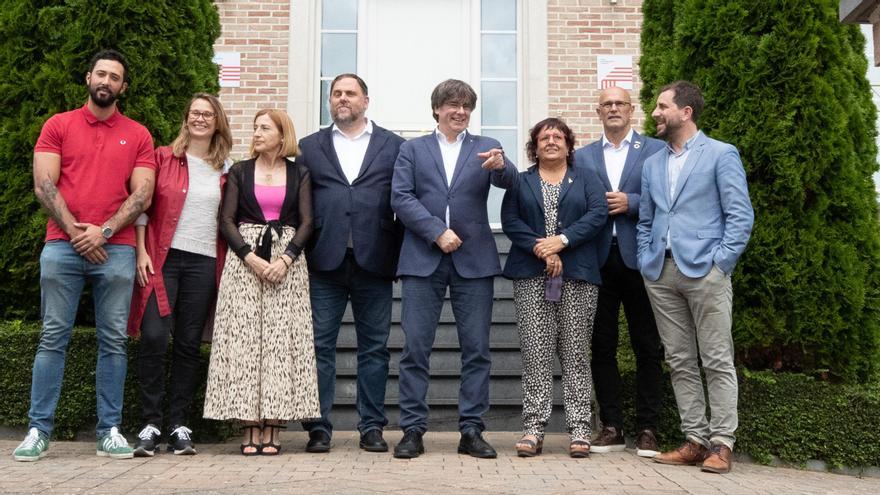 Carles Puigdemont, Oriol Junqueras y otros exmiembros del Gobierno catalán en Waterloo.