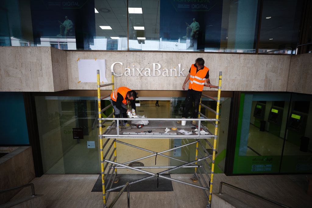 Así se ha puesto el nuevo nombre de CaixaBank en el edificio de Pintor Sorolla