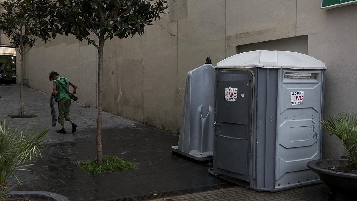 Urinarios en la calle Nou de la Rambla, en Barcelona, en una imagen de archivo.