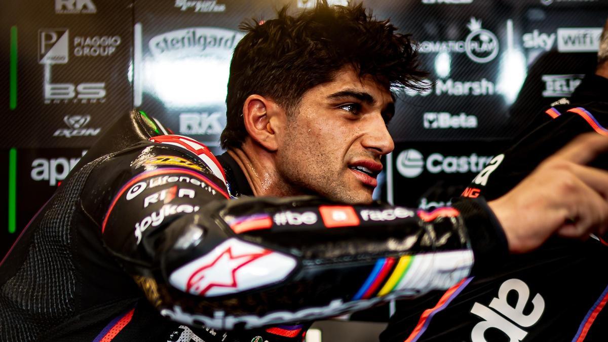 Jorge Martín (Aprilia), le hace una observación a uno de sus mecánicos.