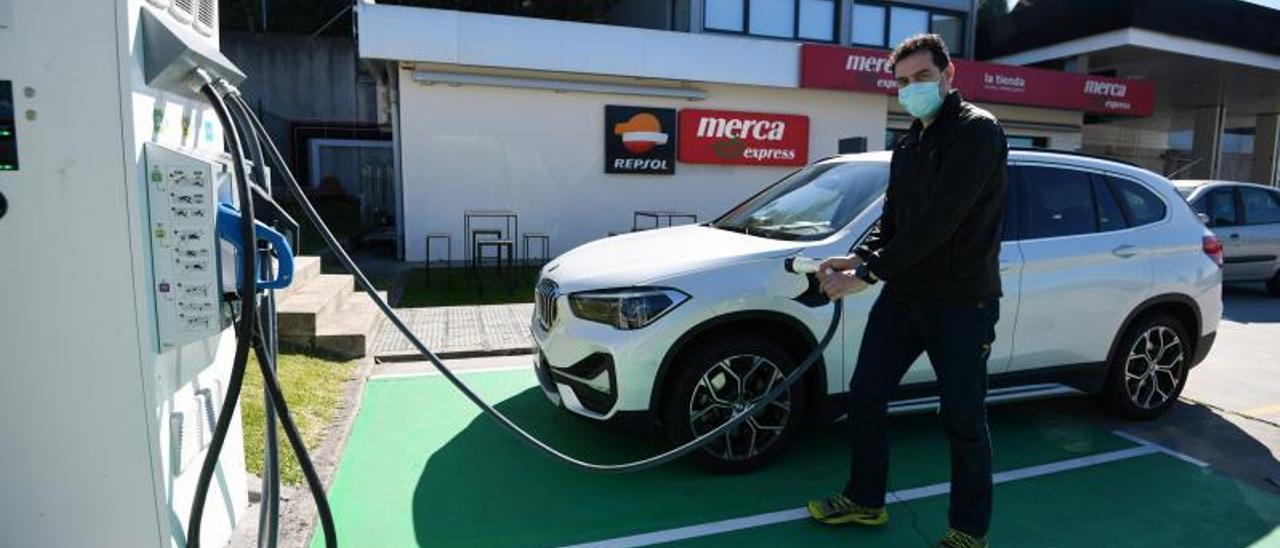 Un usuario recargando su coche en la gasolinera de Poio, la única con enchufes en el entorno de Pontevedra. |   // GUSTAVO SANTOS