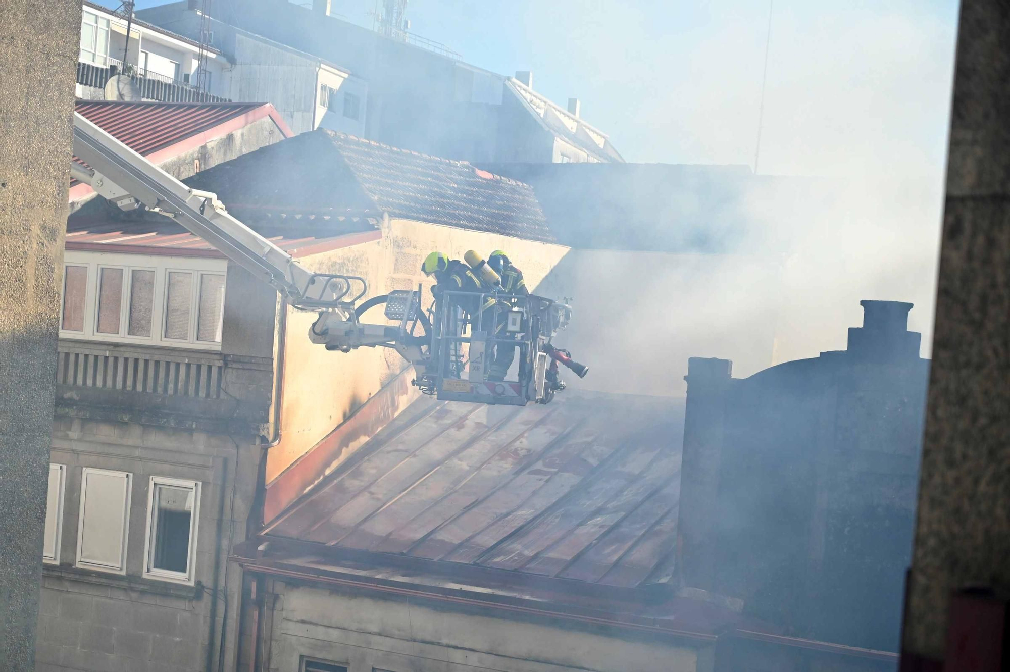 Dieciocho desalojados por el incendio de un edificio en el centro de Pontevedra