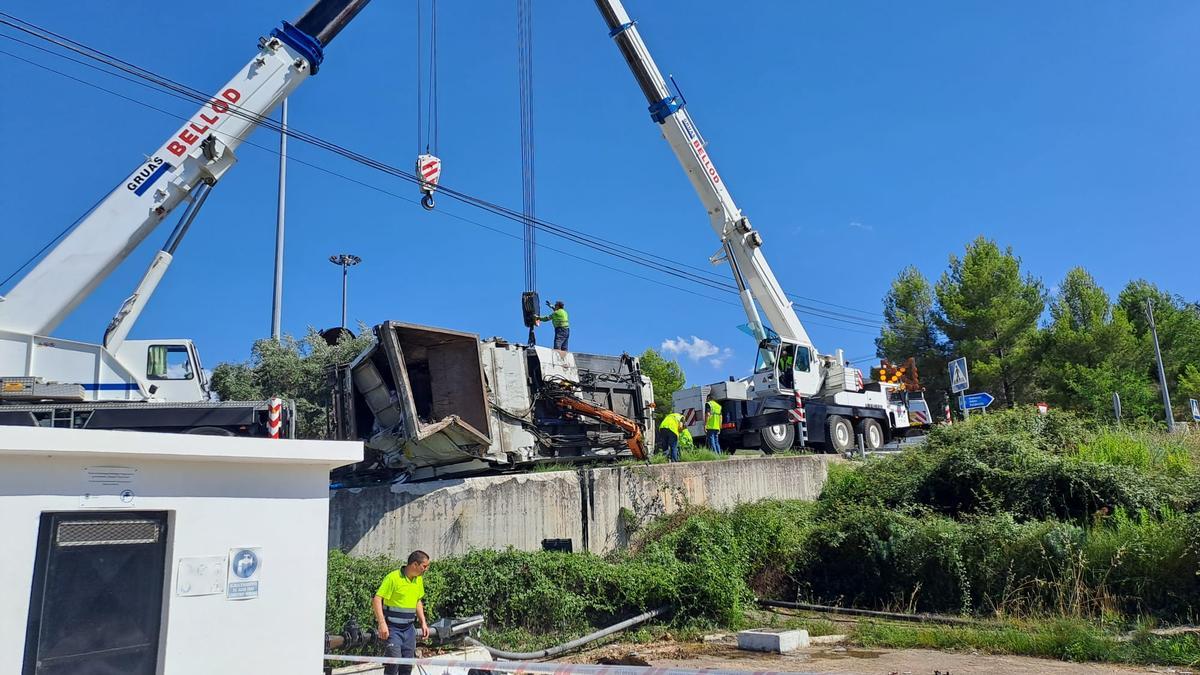 Grúas retirando el camión de basura volcado en Albaida, ayer miércoles.