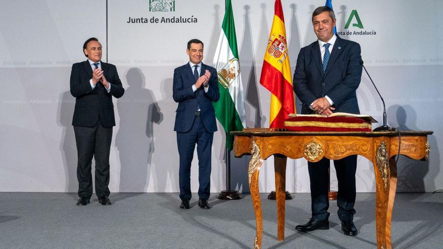 El consejero de Universidades y el presidente andaluz aplauden al rector, tras su toma de posesión.