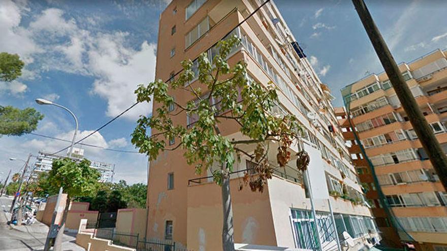 Uno de los hombres fallecidos fue encontrado en su vivienda ubicada en el número 24 de la calle Joan de Saridakis