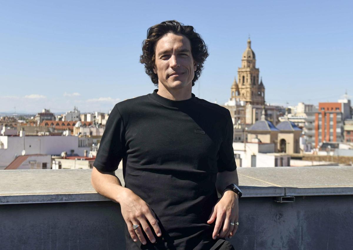 Steven John Ward posa con la Catedral de Murcia al fondo.