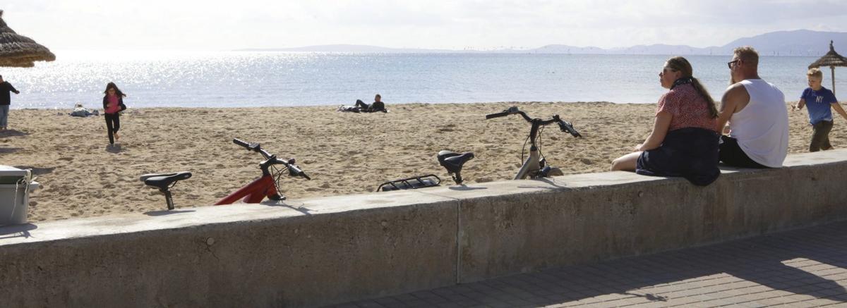 Die Playa de Palma an Ostern: Eine Familie hat sich Fahrräder ausgeliehen und nutzt das milde Wetter für eine Runde an der Promenade. Ende März ist es auf Mallorca oft schon relativ warm.