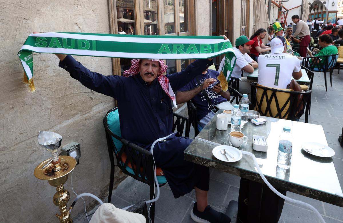 Un fan de Arabia Saudí, listo para el inicio del Mundial de Qatar, en una calle de Doha.
