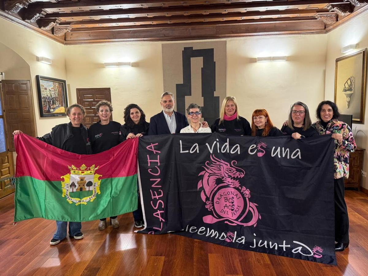 Miembros de la asociación de Plasencia Dragonas del Jerte, en su presentación al alcalde.