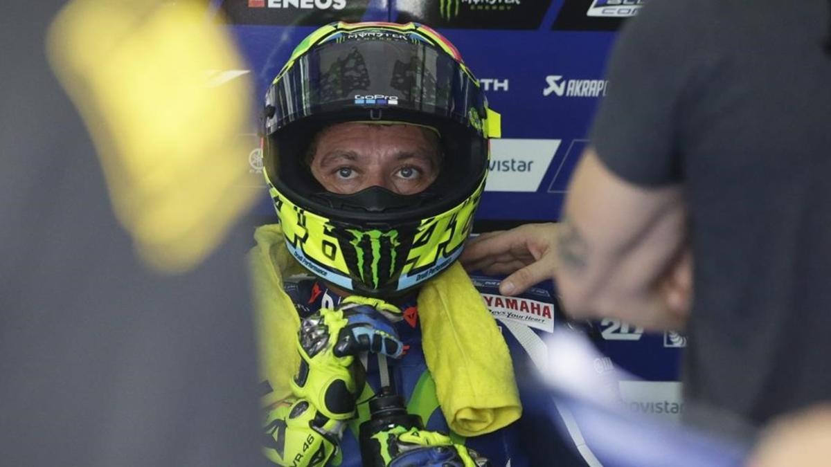 Valentino Rossi descansa en su box de Malasia.