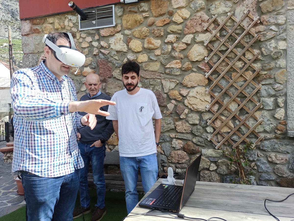 Rubén Goñi prueba las gafas 3D con las que se puede ver el Valle del Lago.