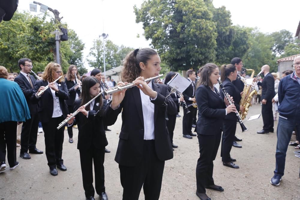 La última romería y el concierto de Tony Lomba ponen el broche final a las festividades en el Día da Irmandade.