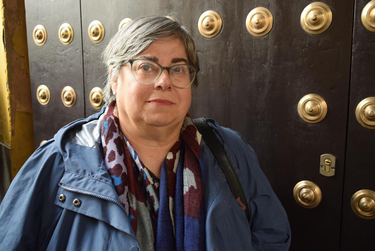 Ana María Ruiz Copete en la puerta de la Iglesia de San Antonio Abad de Sevilla.