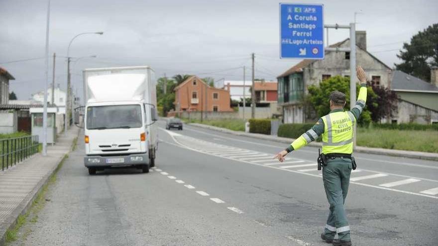 Un agente da el alto a un transportista durante un control rutinario.