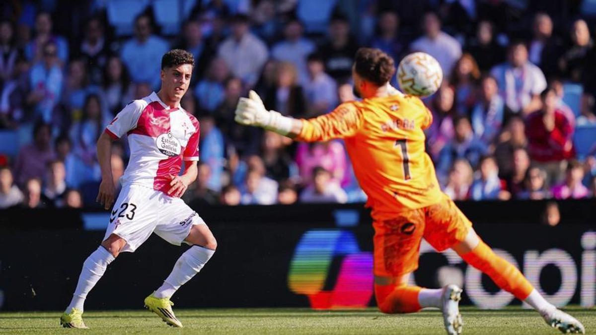 El céltico Hugo Álvarez supera a Antonio Sivera, el portero del Alavés, en la jugada que significó el segundo gol del Celta. | PEDRO MINA