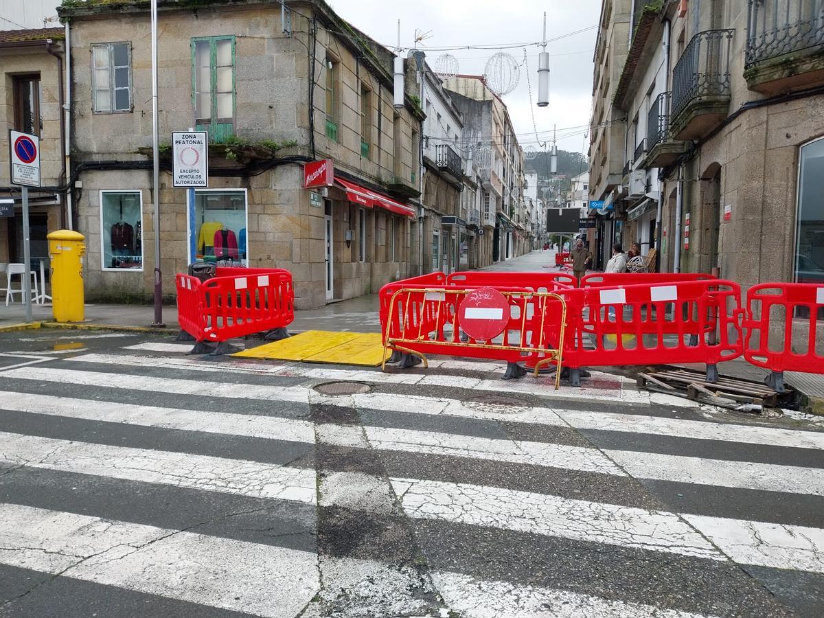 El acceso a la calle peatonal Eduardo Vincenti desde la Avenida Montero Ríos, en el centro de Bueu.