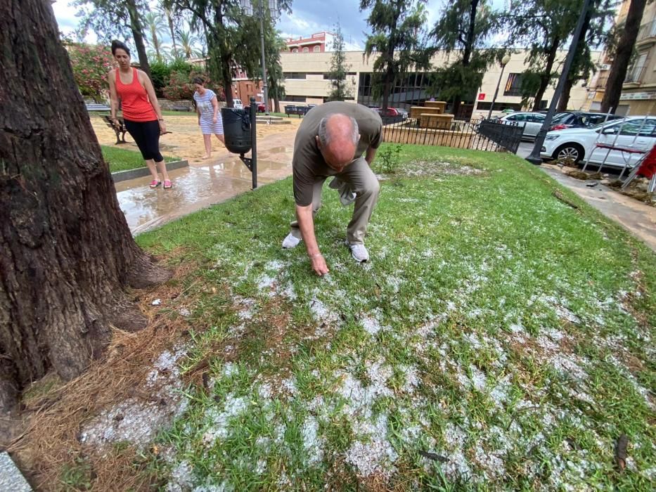 Las lluvias han provocado pequeñas inundaciones en los barrios situados junto a la ladera de la Sierra de Orihuela