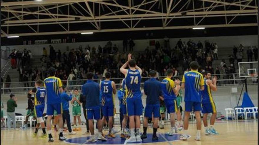 Los jugadores del Alginet saludan desde el centro de la pista tras la victoria.