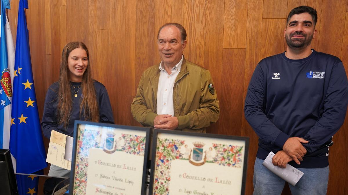 Crespo flanqueado por Sálvora Vilariño y Iago González durante la recepción.