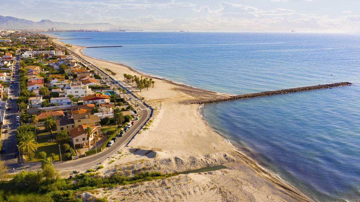 Imagen aérea de la playa del Pla de la Torre de Almassora, con el puerto de Castelló al fondo.