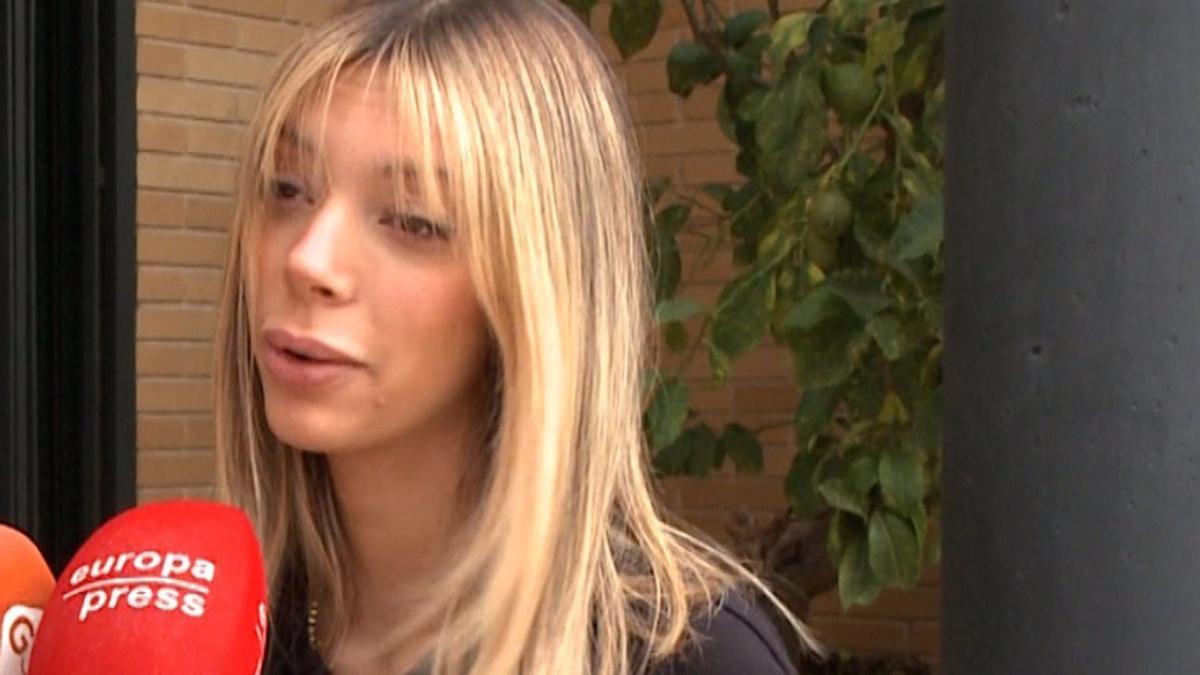 Alejandra Rubio, hija de Terelu Campos, atiende a los reporteros de Europa Press a las puertas de su casa