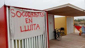 Imagen de la protesta de los socorristas en Catalunya