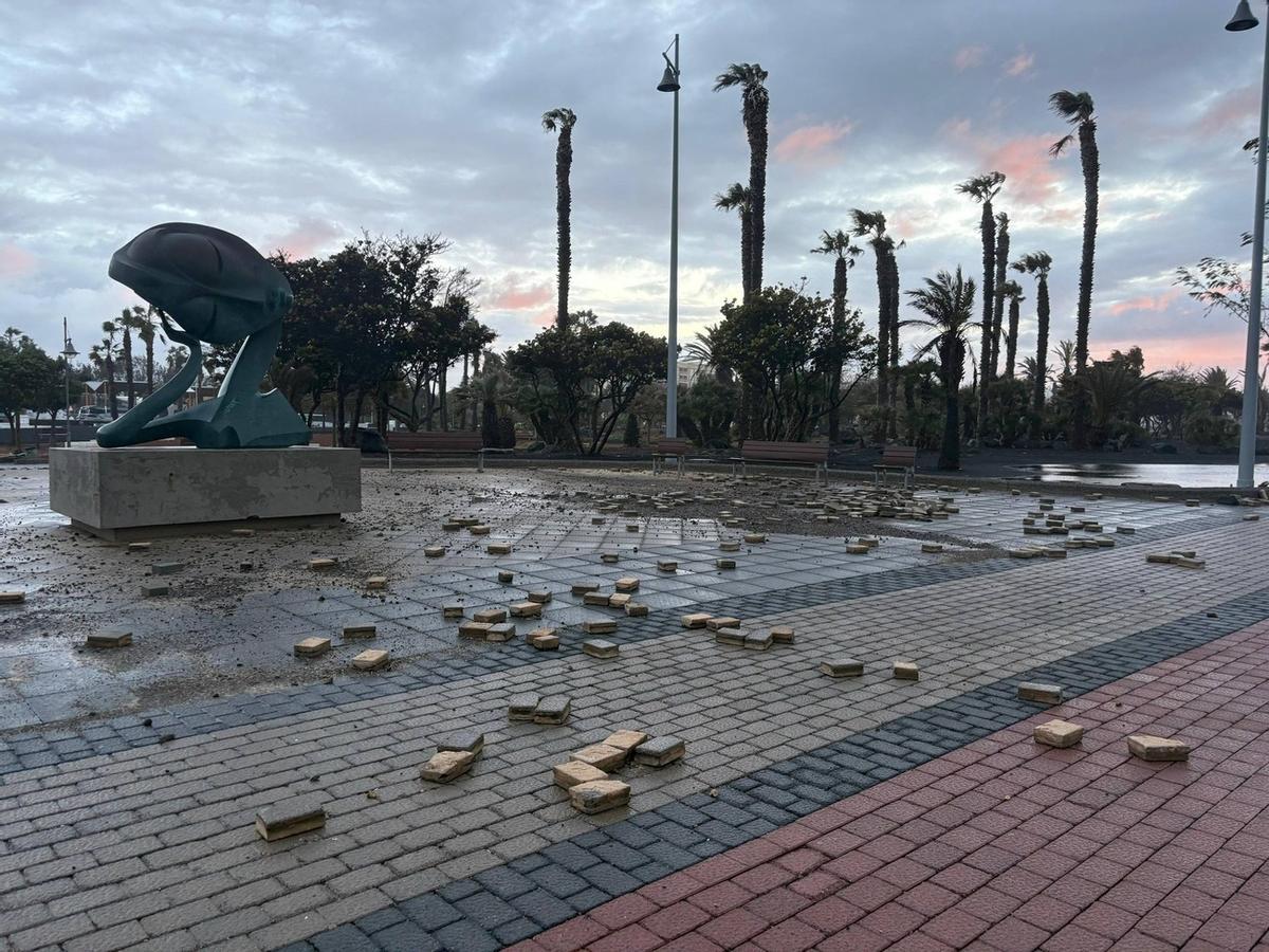 El temporal de mar por la borrasca Therese causa destrozos en Arrecife