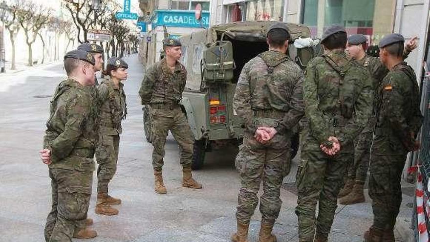 Un grupo de militares tras su llegada ayer a Ourense. // Iñaki Osorio