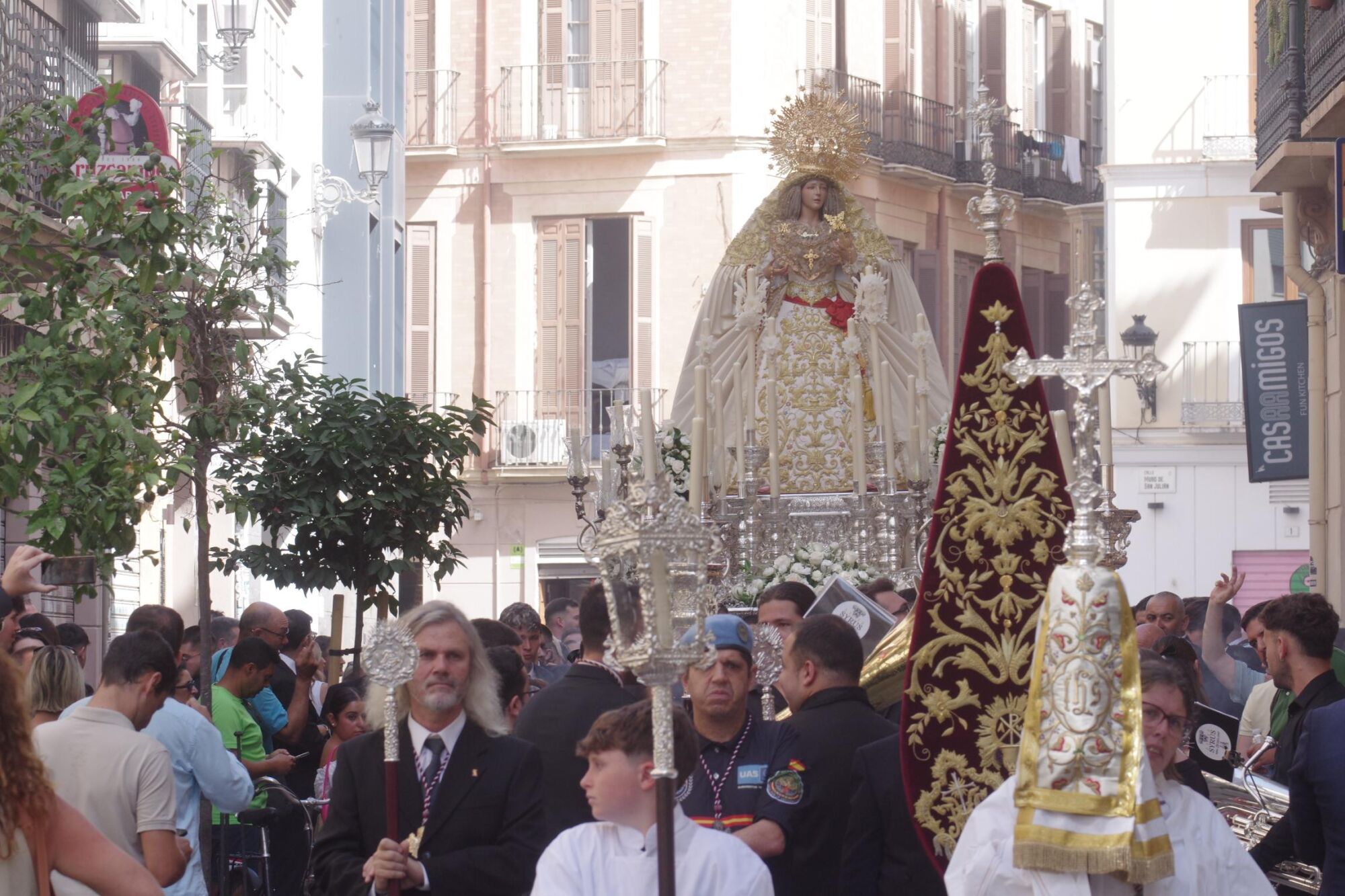 La Virgen del Sagrario, de la hermandad de Verdad y Sagrario (Carranque) sale de San Julián para el traslado al altar de la Agrupación de Cofradías, que presidirá con motivo de la festividad del Corpus en Málaga
