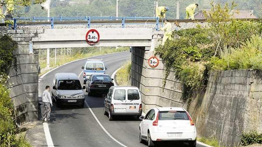 Los vehículos circulan desde la madrugada de ayer por esta carretera de Alba mientras operarios de Adif reparan el puente.