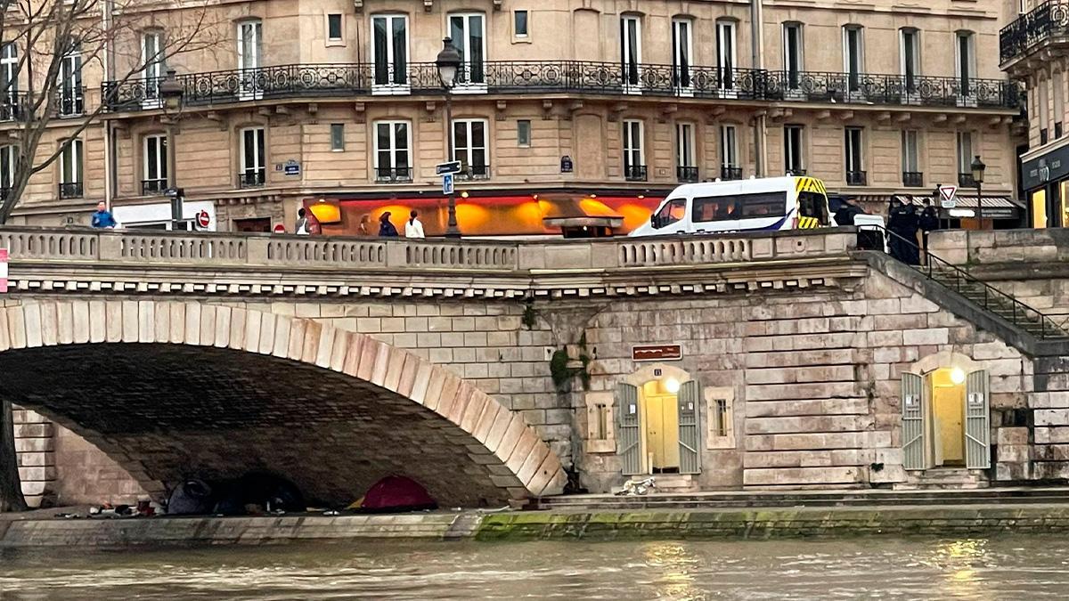 Actuación policial para desalojar a un grupo de jovenes migrantes acampados en París.