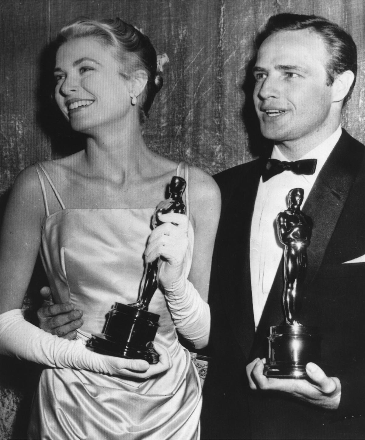 Grace Kelly y Marlon Brando, en los Oscar de 1955.