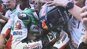 Johan Zarco es recibido por su equipo como ganador del GP de Francia.