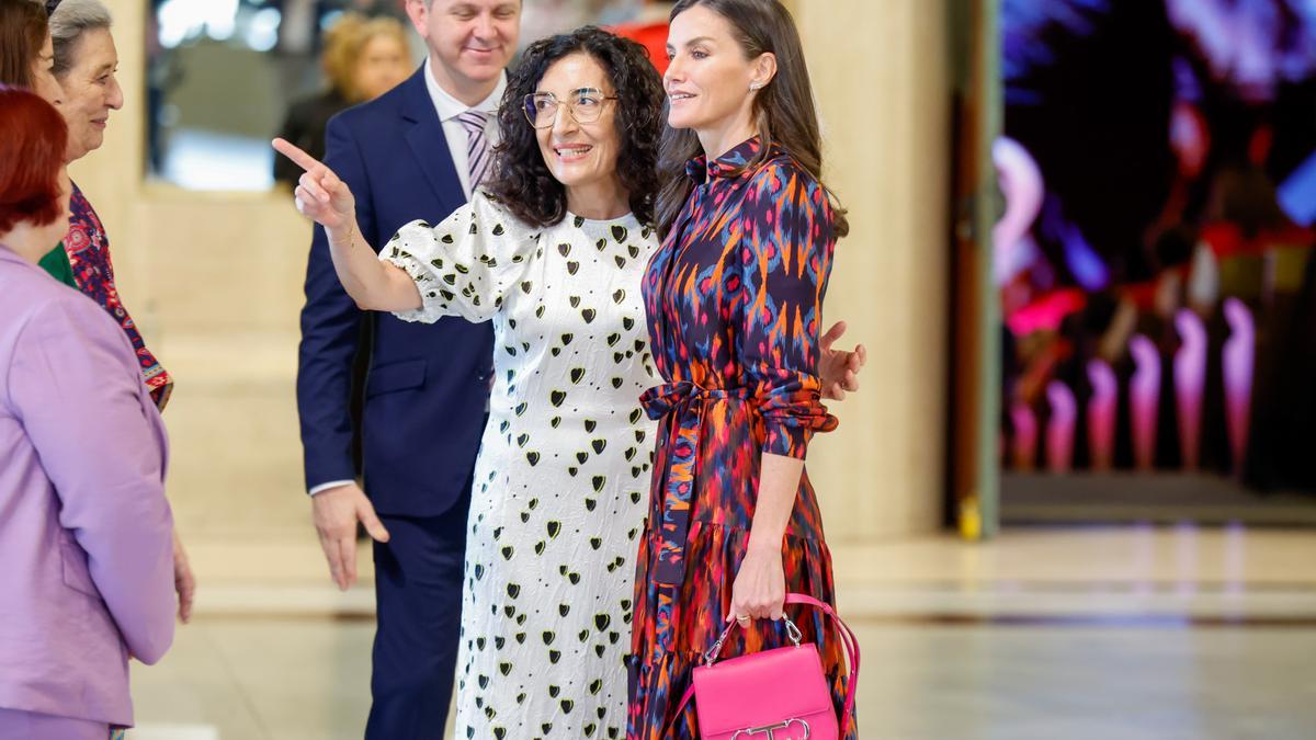 La reina Letizia estrena el vestido camisero perfecto para el entretiempo