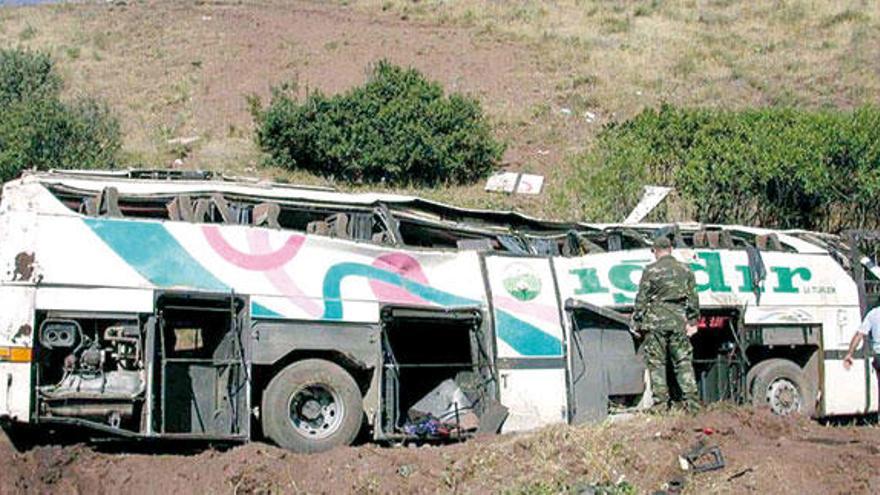 Estado en el que quedó el autobús siniestrado. // Efe