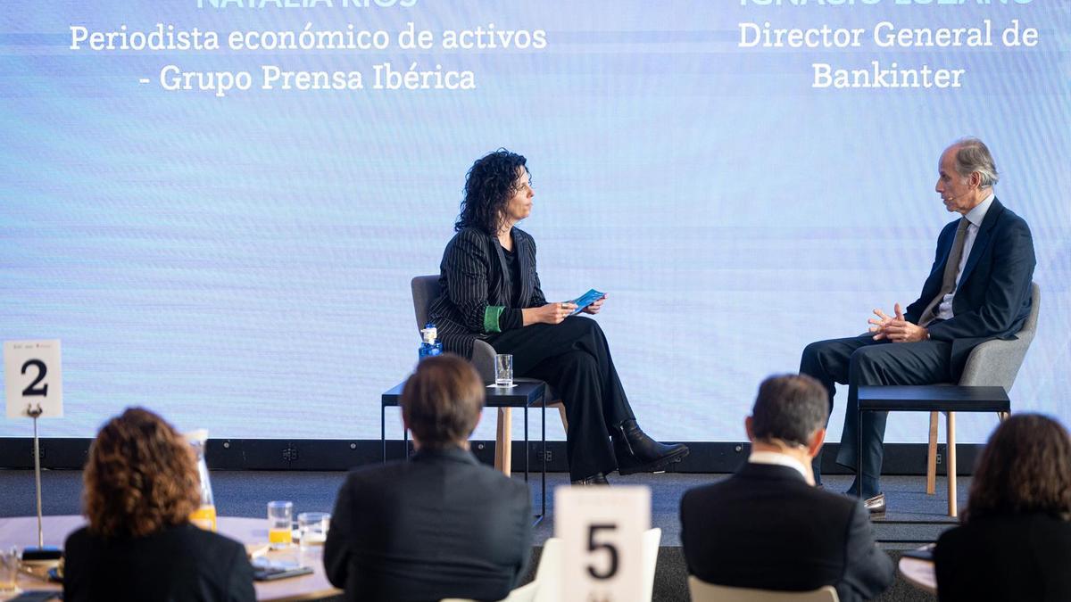 Ignacio Lozano, director de banca comerical de Bankinter, en el diálogo con Natàlia Ríos, jefa de Economía de El Periódico.
